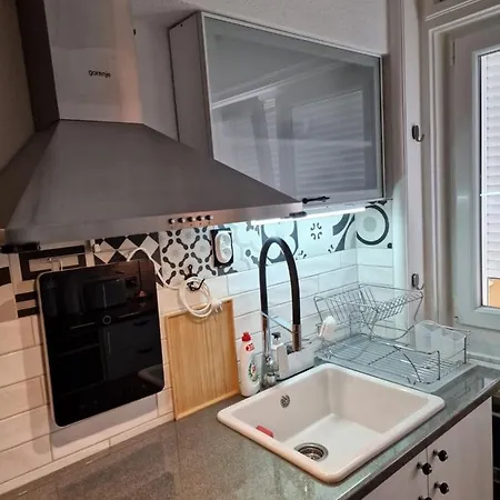 Point Apartment *