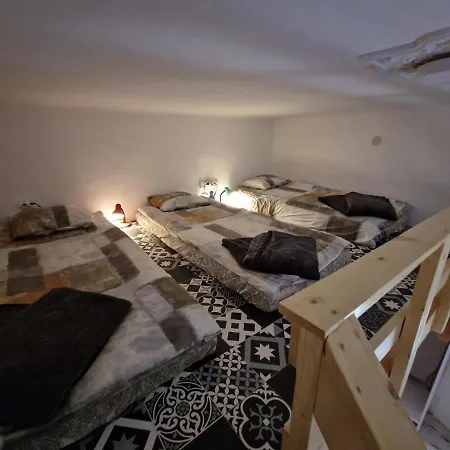 Point Apartment *
